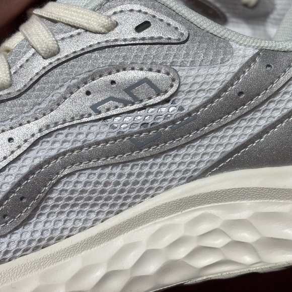 NEW BALANCE Fresh Foam Arishi v4 Tiralux Running Shoe Sneaker White Women’s 10 - Picture 8 of 10